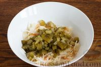 Фото приготовления рецепта: Салат из квашеной капусты с консервированной фасолью и солёными огурцами - шаг №2