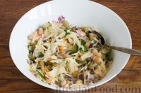 Фото приготовления рецепта: Салат из квашеной капусты с консервированной фасолью и солёными огурцами - шаг №5