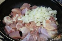 Фото приготовления рецепта: Куриные бёдрышки в томатном соусе, с нутом и беконом - шаг №6