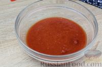 Фото приготовления рецепта: Куриные бёдрышки в томатном соусе, с нутом и беконом - шаг №8