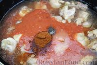 Фото приготовления рецепта: Куриные бёдрышки в томатном соусе, с нутом и беконом - шаг №10