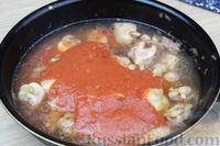 Фото приготовления рецепта: Куриные бёдрышки в томатном соусе, с нутом и беконом - шаг №9
