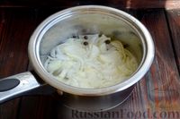 Фото приготовления рецепта: Крабовый салат с морковью, луком и сыром - шаг №4
