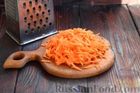 Фото приготовления рецепта: Крабовый салат с морковью, луком и сыром - шаг №7