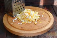 Фото приготовления рецепта: Крабовый салат с морковью, луком и сыром - шаг №11