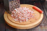 Фото приготовления рецепта: Крабовый салат с морковью, луком и сыром - шаг №12
