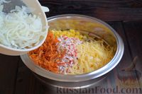 Фото приготовления рецепта: Крабовый салат с морковью, луком и сыром - шаг №15