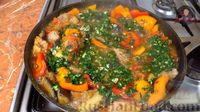 Фото приготовления рецепта: Свинина с овощами и зеленью, на сковороде - шаг №19