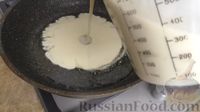 Фото приготовления рецепта: "Чебуреки" из жидкого теста, с капустой и сыром - шаг №4