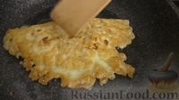 Фото приготовления рецепта: "Чебуреки" из жидкого теста, с капустой и сыром - шаг №6
