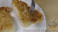 Фото приготовления рецепта: "Чебуреки" из жидкого теста, с капустой и сыром - шаг №7