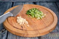 Фото приготовления рецепта: Салат из капусты с орехами и лапшой быстрого приготовления - шаг №5