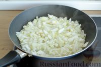 Фото приготовления рецепта: Картофельные оладьи с жареным луком - шаг №4