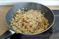 Фото приготовления рецепта: Картофельные оладьи с жареным луком - шаг №5