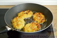 Фото приготовления рецепта: Картофельные оладьи с жареным луком - шаг №12