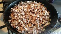 Фото приготовления рецепта: Котлеты из риса и шампиньонов под морковно-грибным соусом (в духовке) - шаг №8