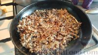 Фото приготовления рецепта: Котлеты из риса и шампиньонов под морковно-грибным соусом (в духовке) - шаг №9