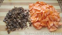Фото приготовления рецепта: Котлеты из риса и шампиньонов под морковно-грибным соусом (в духовке) - шаг №15