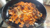 Фото приготовления рецепта: Котлеты из риса и шампиньонов под морковно-грибным соусом (в духовке) - шаг №16