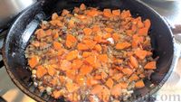 Фото приготовления рецепта: Котлеты из риса и шампиньонов под морковно-грибным соусом (в духовке) - шаг №17