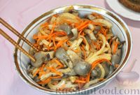 Фото к рецепту: Вёшенки по-корейски, маринованные с морковью и луком