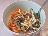 Фото приготовления рецепта: Вёшенки по-корейски, маринованные с морковью и луком - шаг №8