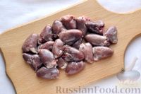 Фото приготовления рецепта: Куриные сердечки с грибами и луком, жаренные в соевом соусе - шаг №2