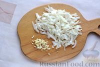 Фото приготовления рецепта: Куриные сердечки с грибами и луком, жаренные в соевом соусе - шаг №4