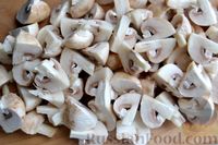 Фото приготовления рецепта: Куриные сердечки с грибами и луком, жаренные в соевом соусе - шаг №6