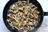 Фото приготовления рецепта: Куриные сердечки с грибами и луком, жаренные в соевом соусе - шаг №7