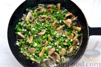 Фото приготовления рецепта: Куриные сердечки с грибами и луком, жаренные в соевом соусе - шаг №9
