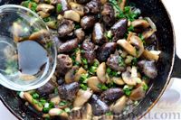 Фото приготовления рецепта: Куриные сердечки с грибами и луком, жаренные в соевом соусе - шаг №10