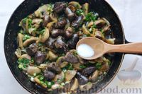 Фото приготовления рецепта: Куриные сердечки с грибами и луком, жаренные в соевом соусе - шаг №11