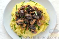 Фото приготовления рецепта: Куриные сердечки с грибами и луком, жаренные в соевом соусе - шаг №12