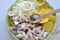 Фото приготовления рецепта: Картошка, запечённая с грибами, в микроволновке - шаг №6