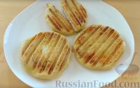 Фото приготовления рецепта: Картофельные зразы с фаршем и сыром (на сковороде-гриль) - шаг №13