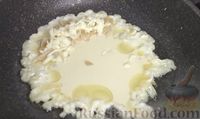 Фото приготовления рецепта: "Чебуреки" из жидкого теста, с капустой и сыром - шаг №5