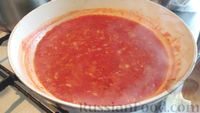 Фото приготовления рецепта: Скумбрия, тушенная в томатно-апельсиновом соусе с оливками - шаг №8