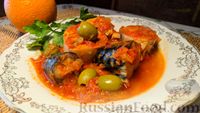 Фото приготовления рецепта: Скумбрия, тушенная в томатно-апельсиновом соусе с оливками - шаг №13