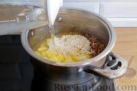 Фото приготовления рецепта: Суп с фаршем, рисом и обжаренными грибами - шаг №6