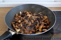 Фото приготовления рецепта: Суп с фаршем, рисом и обжаренными грибами - шаг №9