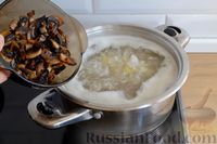 Фото приготовления рецепта: Суп с фаршем, рисом и обжаренными грибами - шаг №10
