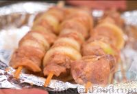 Фото приготовления рецепта: Шашлык из курицы в духовке (в кефирном маринаде) - шаг №12