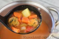 Фото приготовления рецепта: Томатный суп с болгарским перцем и фрикадельками из нута и моркови - шаг №25