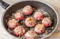 Фото приготовления рецепта: Гречка с мясными фрикадельками, на сковороде - шаг №6