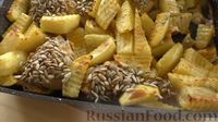 Фото приготовления рецепта: Запечённые куриные окорочка с картошкой и семечками - шаг №11