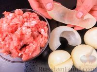 Фото приготовления рецепта: Фаршированный лук с мясом и рисом (в духовке) - шаг №5
