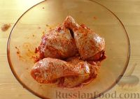 Фото приготовления рецепта: Запечённые куриные окорочка с картошкой и семечками - шаг №3