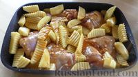 Фото приготовления рецепта: Запечённые куриные окорочка с картошкой и семечками - шаг №9