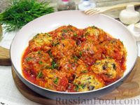 Фото к рецепту: Тефтели из риса и грибов, запечённые в томатном соусе